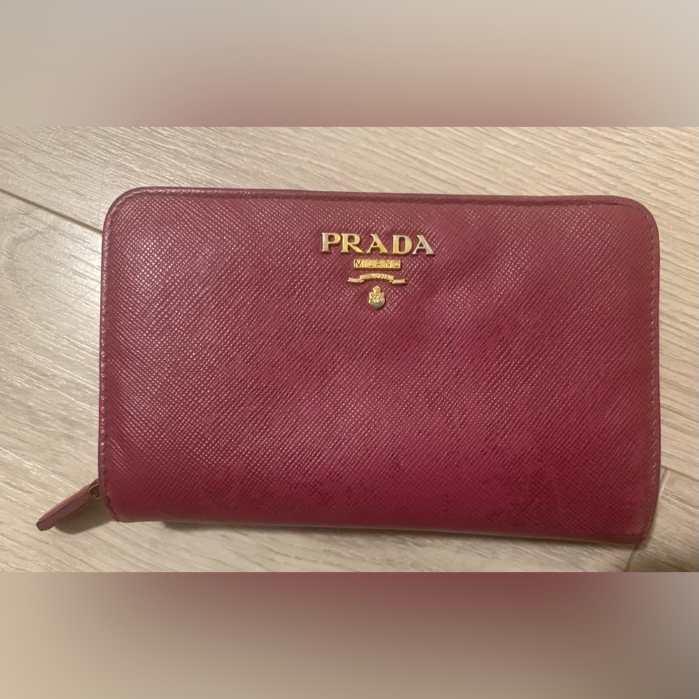 PRADA wallet . Please look at photos. No box or authenticity card.
